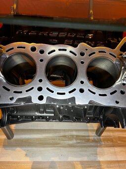 Stół z bloku silnika Mercedes-Benz V6 - 15