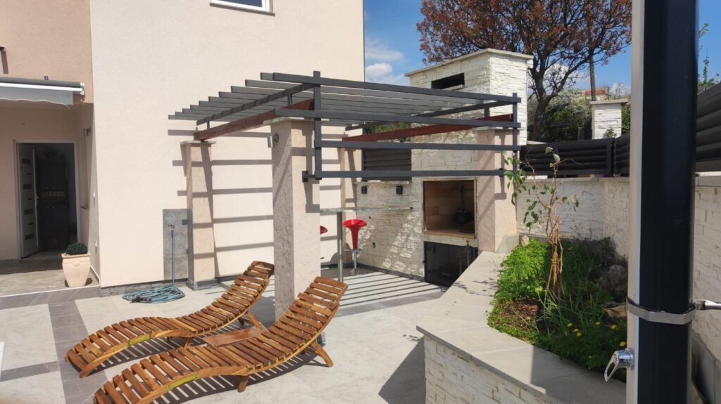 Chorwacja-Dwuapartamentowy umeblowany dom z basenem - 16