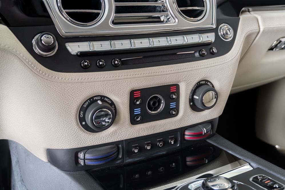 Rolls Royce Ghost maksymalny przebieg wyposażenia 68 000 km - 16