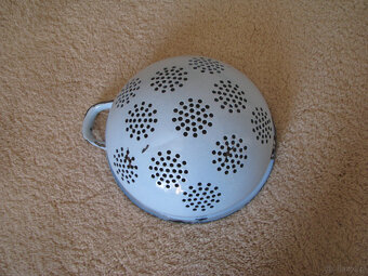 Emaliowane garnki, pokrywki, patelnie, miski, durszlak, kosz - 16