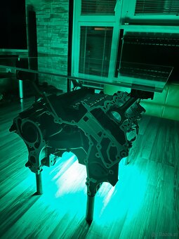 Stół z bloku silnika Mercedes-Benz V6 - 16