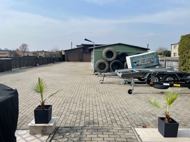 Dom z warsztatem serwisu ogumienia i basenem . Książenice gm - 17