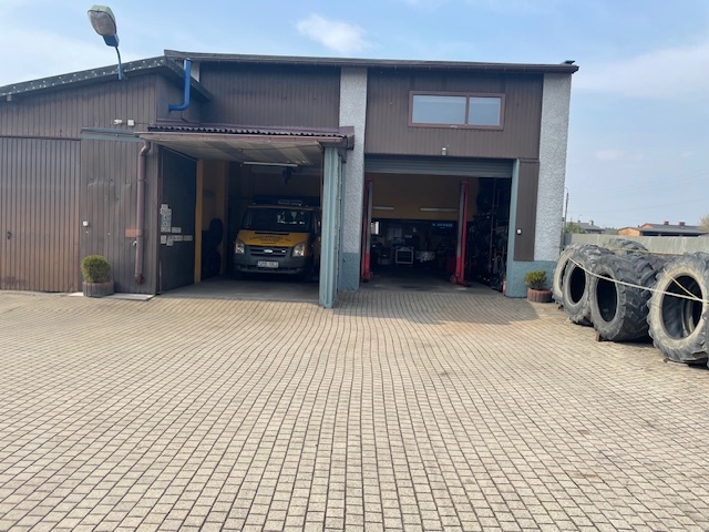 Dom z warsztatem serwisu ogumienia i basenem . Książenice gm - 18