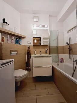 3 pokojowe mieszkanie, 52.80m2, duży balkon, III piętro, os. - 19