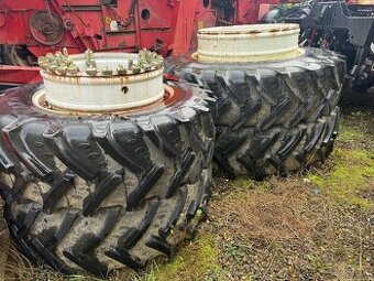 Koła Bliźniacze do Ciągnika New Holland T8 kompletne z klamr