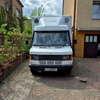 Mercedes-Benz 407 - 410 410D z windą Holland – solidny i got