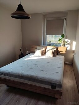 Łóżko z belek DIY z materacem