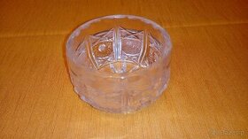 Cukiernica kryształowa o średnicy 11 cm.