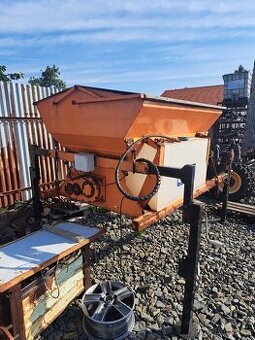 Wielostanowiskowa ciężarówka z platformą, posypywarka miejsk