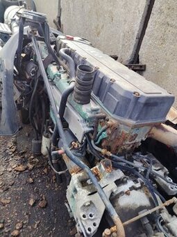 Silnik Volvo D12C380EC99 ze skrzyni biegów