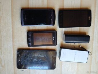 Zestaw starych telefonów komórkowych