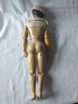 Antyczna lalka do renowacji. Znak firmowy do identyfikacji.