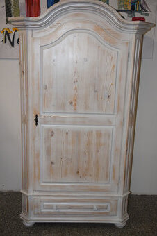 szafa z drewna sosnowego - jak nowa