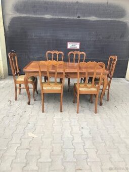 Rozkladany stół z krzesłami