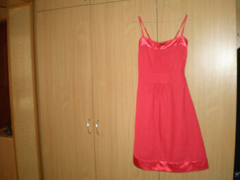 Sprzedam sukienkę letnią na podszewce.