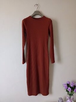 Sukienka midi obcisla z rozcięciem