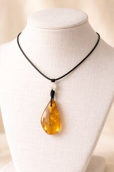 Wisiorek bursztyn naturalny bałtycki ręcznie robiony 40 mm r