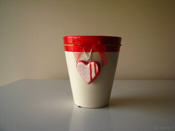 Ceramiczne naczynko, osłonka na doniczkę z serduszkiem wazon