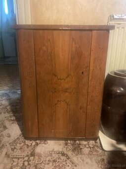 Sprzedam maszynę do szycia z pedałem.