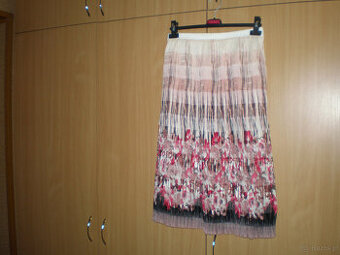 Sprzedam spódnicę damską, na podszewce, używaną, rozmiar 42.