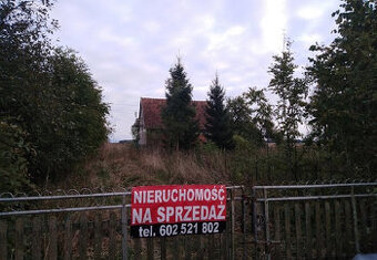 Dom z budynkami gospodarczymi