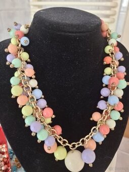 Bardzo efektywny choker z akrylowych korali