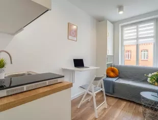 Nowoczesna kawalerka obok uczelni + internet w cenie.