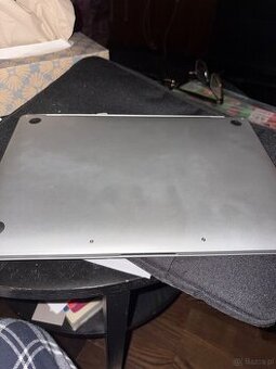 MacBook trzy naście pro mam jeden osiem Giga 256