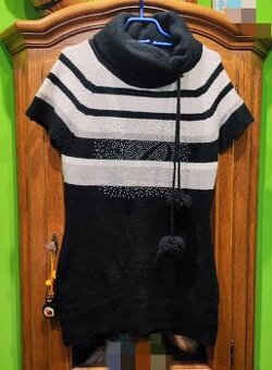 Mięciutki golf, z pomponami i z ozdobnymi dżetami