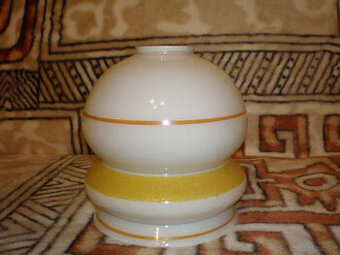 Używany, w dobrym stanie klosz z PRL-u.