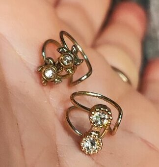 Kolczyki kpl 2 szt. na małżowinę uszną. AVON