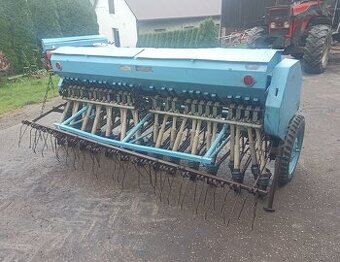Siewnik zbożowy Poznaniak na plastikowych lejkach