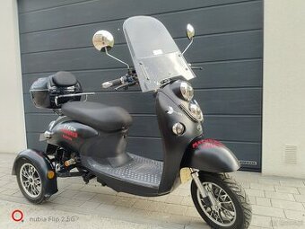 Skuter trójkołowy elektryczny