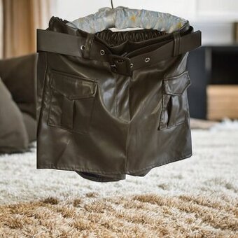 Markowe elastyczne skórzane spodenki włoskie r 36 S szorty