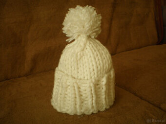 Sprzedam czapkę damską białą z akrylu, używaną, stan dobry.