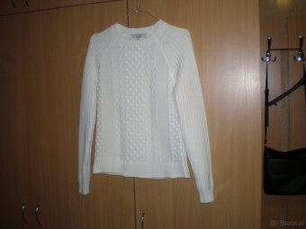 Używany biały sweter damski w rozmiarze S.