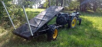 jednoosiową przyczepę rolniczą z hydraulicznym wywrotem