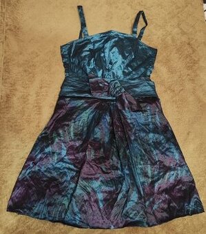 Sukienka typu bombka, z połyskującymi drobinkami metalu.