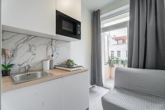 Nowoczesny pokój z łazienką i balkonem przy uczelni.