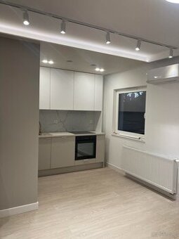 Nowoczesna kawalerka z balkonem w Zdrojach.