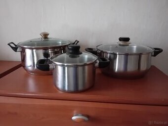 Zestaw różnych garnków I patelnia