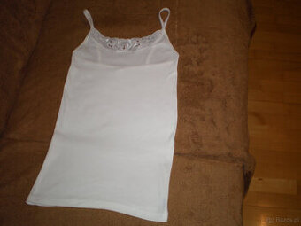 Podkoszulek damska wykonana z bawełny, w kolorze białym.