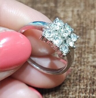 Pierścionek białe kryształki