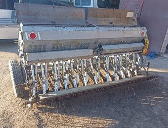 Siewnik zbożowy Poznaniak na docisku