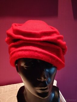 Czerwona czapka damska typu turban 100 % wełna. Firma RABION
