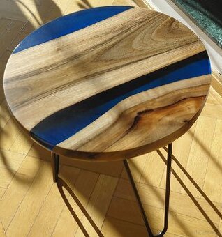 Stolik kawowy z żywicy epoksydowej i orzecha