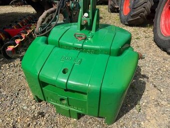 Ciężarek John Deere 900+600=1500 kg. Cena ciężarek 10000 zł.