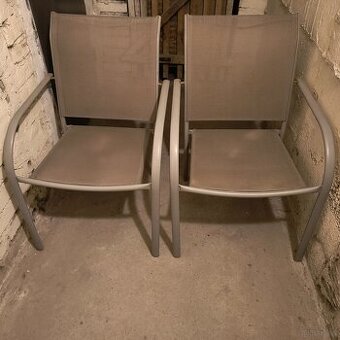 Dwa krzesła ogrodowe