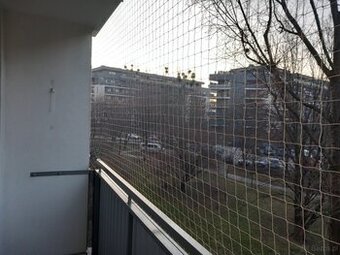 Siatka na balkon i okna dla kota na gołębie