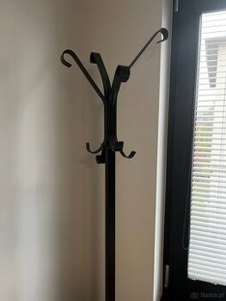 Sprzedam wieszak metalowy, wolnostojący na odzież wierzchnią